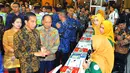Presiden Joko Widodo berbincang dengan penjaga stan di pameran 26th Education and Training Expo 2017, di Jakarta, Kamis (2/2). Pameran ini  belangsung hingga tanggal 5 Februari. (Liputan6.com/Angga Yuniar)