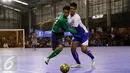 Pemain Timnas Futsal Indonesia, Gusti Dian (kiri) berebut bola dengan pemain IPC Pelindo II saat laga uji coba di Jakarta, Minggu (15/1). Timnas Futsal Indonesia akan melakoni laga piala AFF 2017, akhir Januari. (Liputan6.com/Helmi Fithriansyah)