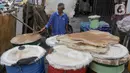 Perajin dan pedagang sedang mencoba bedug buatannya di kawasan Tanah Abang, Jakarta, Selasa (2/4/2024). (Liputan6.com/Herman Zakharia)
