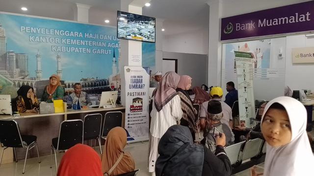 Para calon jemaah haji asal Garut, Jawa Barat, nampak tengah melakukan pelunasan di sejumlah kantor bank cabang pembantu tempat pembayaran biaya haji di Kantor Kemenag Garut. (Liputan6.com/Jayadi Supriadin)