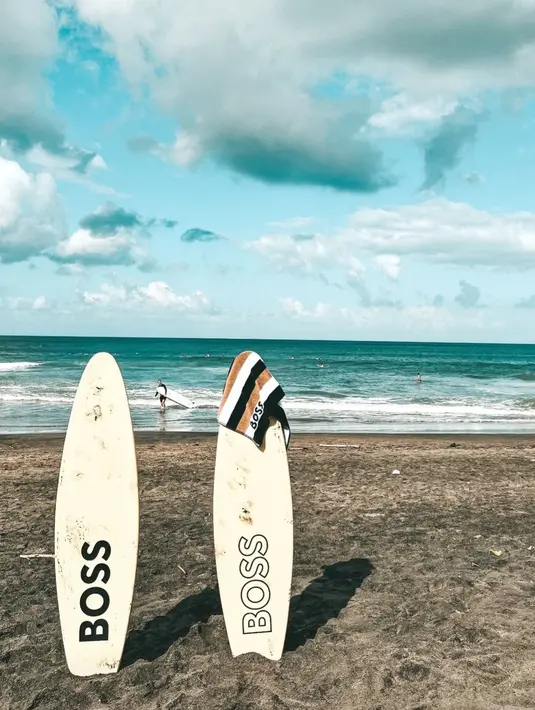 Momen Angga Yunanda surfing ini membuat para penggemarnya heboh. Tak sedikit netizen yang menyoroti ketampanan Angga Yunanda jadi pemain selancar ini. (Liputan6.com/IG/@angga)