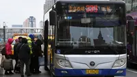 Warga mengantre untuk naik bus di sebuah terminal bus di Beijing, ibu kota China, pada 3 Februari 2020. Beijing Public Transport Corporation telah mengambil sejumlah langkah seperti melakukan pembersihan dan disinfeksi pada bus untuk mencegah penyebaran coronavirus baru. (Xinhua/Ren Chao)