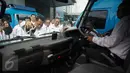 Kepala BNN Komjen Budi Waseso menyiram air dari kendi menandai pelepasan Mobil Fungsional Pemberdayaan Masyarakat di Kantor BNN, Jakarta, Senin (5/12). Satu mobil minibus itu dapat digunakan untuk memeriksa 50 orang. (Liputan6.com/Faizal Fanani)