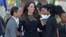Angelina Jolie memang menjadi penggugat pertama dalam perceraiannya dengan Brad Pitt. Meskipun begitu, bukan berarti Jolie tak merasakan sedih dan terpuruk. (AFP/Bintang.com)