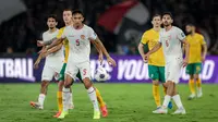 Pemain Timnas Indonesia, Rizky Ridho berusaha membayangi pemain Australia, Mitchell Duke saat laga Kualifikasi Piala Dunia 2026 di Stadion Utama Gelora Bung Karno (SUGBK), Senayan, Jakarta, Selasa (10/09/2024). (Bola.com/Bagaskara Lazuardi)