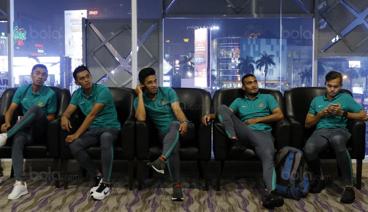 Pemain Timnas Indonesia menonton tv saat berada di hotel jelang  laga uji coba internasional di Bekasi, Selasa (4/10/2017). Indonesia akan berhadapan melawan Kamboja. (Bola.com/M Iqbal Ichsan)
