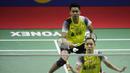Ganda campuran Indonesia, Tontowi Ahmad / Winny Kandow
, usai dikalahkan Chan Peng Soon / Goh Liu Ying, pada Indonesia Open 2019 di Istora Senayan, Jumat (19/7). Tontowi / Winny kalah 11-21, 21-14 dan 14-21. (Bola.com/Vitalis Yogi Trisna)