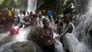 Sejumlah  peziarah mandi di bawah air terjun di Saut d' Eau, Haiti, (16/7). Ini merupakan ritual tahunan untuk menyembuhkan penyakit dan mensucikan diri. (REUTERS/Andres Martinez Casares)