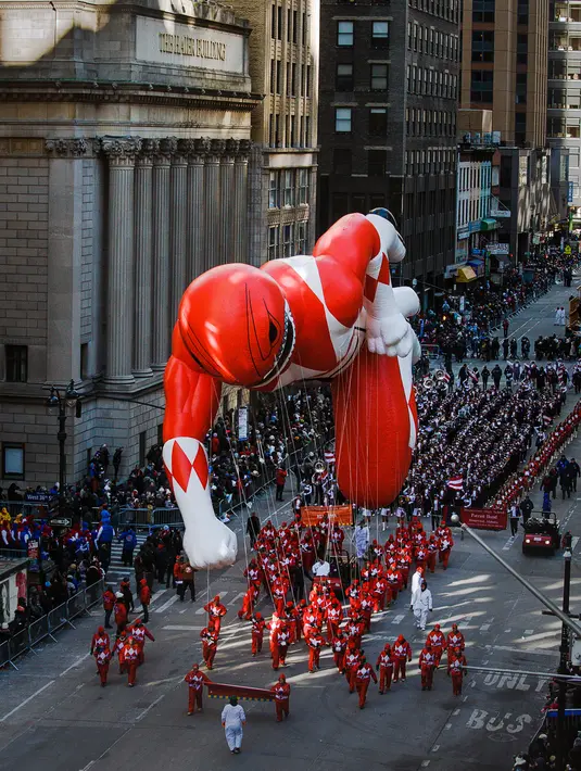 Balon raksasa Power Ranger Merah melayang di atas kawasan Sixth Avenue selama Parade Macy's Thanksgiving Day di New York, Kamis (22/11). Membelah jalanan kota, Parade Macy's selalu ditunggu setiap tahunnya. (AP /Andres Kudacki)