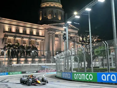 Pembalap Red Bull Racing asal Meksiko, Sergio Perez melaju saat sesi latihan kedua menjelang balapan malam Grand Prix Formula 1 Singapura di Sirkuit Jalan Raya Marina Bay, Singapura, 20 September 2024. (ROSLAN RAHMAN/AFP)