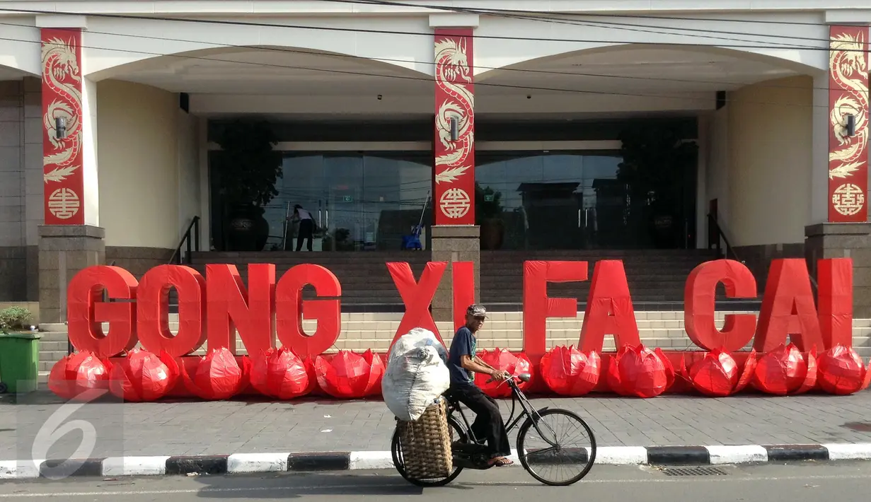 Pesepeda melintasi kawasan Ambarukmo Plaza,Yogyakarta yang di hiasi dengan Tulisan Gong Xi Fa Cai, Minggu (7/2).Aksesoris di pasang untuk menyambut tahun baru imlek sekaligus untuk menarik minat pembeli untuk berbelanja di mall tersebut.(Boy Harjanto)