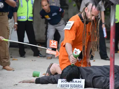 WN Inggris, David James Taylor berkelahi dengan pemeran korban Aipda Wayan Sudarsa saat rekonstruksi pembunuhan polisi di Pantai Kuta, Bali, Rabu (31/8). David dan Sara Connor memperagakan 68 adegan rokonstruksi di tiga lokasi. (AAP/Lauren Farrow/REUTERS)
