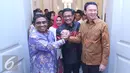 Soni Sumarsono (kiri) bersalaman dengan Basuki Tjahaja Purnama atau Ahok (kanan) dan wakilnya, Djarot Saiful Hidayat usai serah terima laporan nota singkat pelaksanaan tugas di Balai Agung DKI, Sabtu (11/2). (Liputan6.com/Immanuel Antonius)