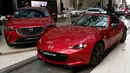 Tampilan mobil Mazda CX3 dan MX-5 RF yang dipamerkan dalam pagelaran Mazda Power Drive 2017 di Epiwalk, Kuningan, Jakarta, Sabtu (21/10). Dalam acara ini pengunjung dapat menikmati berbagai suguhan acara menarik dari Mazda. (Liputan6.com/JohanTallo)