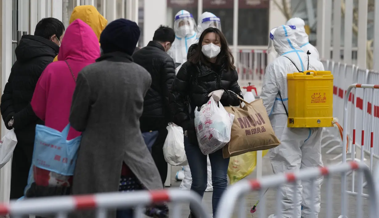 Minggu (13/3/2022). Pihak berwenang memperketat kontrol akses ke Shanghai setelah jumlah kasus baru covid-19 di timur laut China meningkat tiga kali lipat pada hari Minggu. (AP Photo/Ng Han Guan)