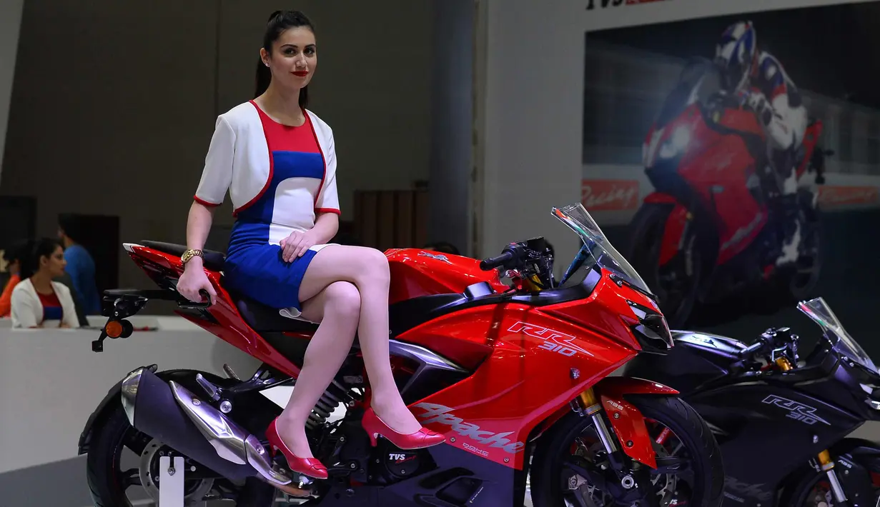 Seorang model berpose di atas TVS Apache RR310 saat dipamerkan dalam India Auto Show di Greater Noida, New Delhi, India, (8/2). (AFP Photo/Sajjad Hussain)