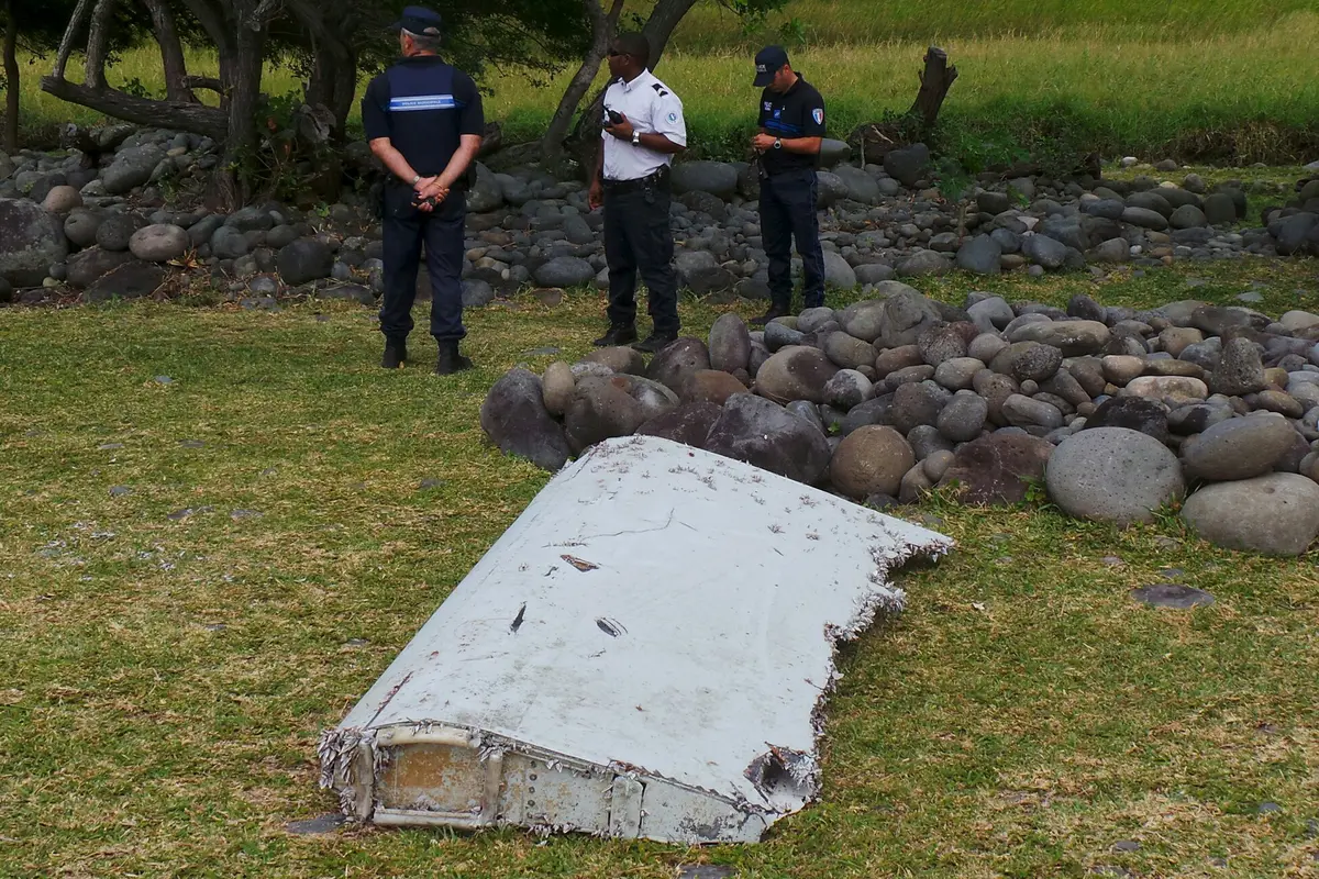 Benda Diduga Puing Malaysia Airlines MH370 di La Reunion, Prancis dekat Samudera Hindia.