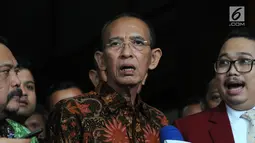 Mantan Menteri Agama Suryadharma Ali (SDA) memberi keterangan pers usai sidang di PN Jakarta Pusat, Rabu (11/07). JK hadir sebagai saksi dalam sidang lanjutan peninjauan kembali. (Merdeka.com/Dwi Narwoko)
