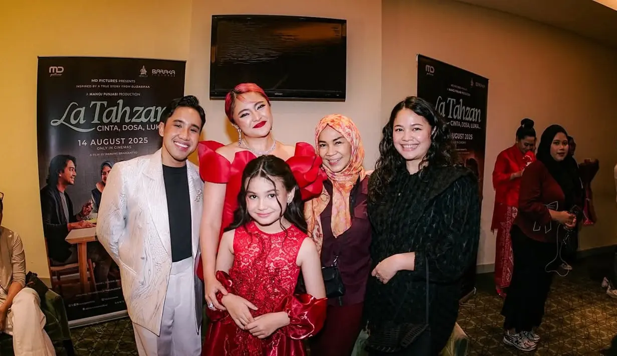 Marshanda mengubah warna rambutnya menjadi merah menyala yang ditata dengan sleek updo belah samping [@marshanda99]