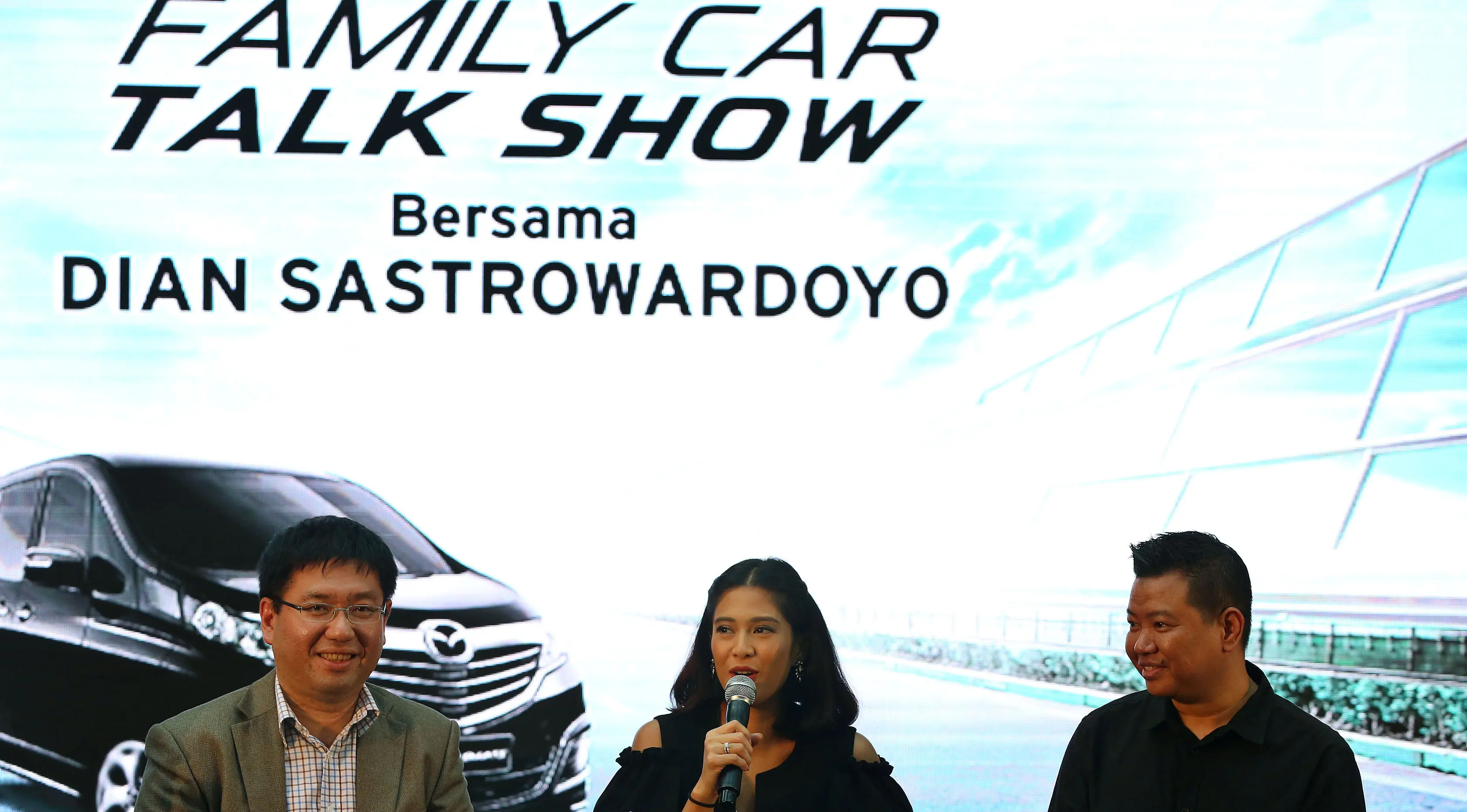 Artis Dian Sastro saat menjadi pembicara Talk Show Family Car di acara Pagelaran Mazda Power Drive 2017 di Epiwalk, Kuningan, Jakarta, Sabtu (21/10). Talkshow tersebut memperkenalkan Mobil keluarga yang di keluarkan Mazda. (Liputan6.com/JohanTallo)