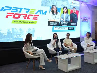 Upstream Champion, Theresia lin Wulandari (kedua kiri) saat menjawab pertanyaan peserta pada gelaran “Upstream Force We Are The Energy” di Auditorium Gedung Griya Legita, Lantai 3 Universitas Pertamina, Jakarta, Kamis (6/11/2025). (Fimela.com/Adrian Utama Putra)