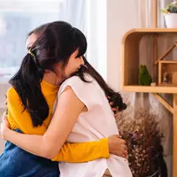 Pelukan ibu yang selalu bisa menenangkan./Copyright shutterstock.com/g/reviewofficial
