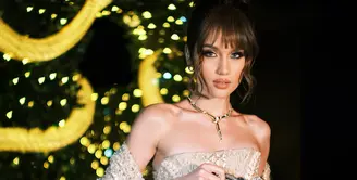 Cinta Laura tidak hanya mencuri perhatian dengan gaun glamor saat menghadiri Bulgari Exhibition bertema Serpenti Infinito di Shanghai, tetapi juga melalui pilihan beauty look-nya yang sempurna. [Dok/Bulgari].
