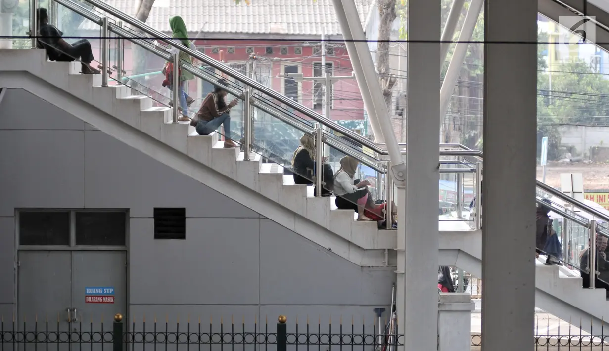 Penumpang menunggu kembali beroperasinya KRL Commuter Line di Stasiun Klender, Jakarta, Minggu (4/8/2019). Listrik padam yang melanda Jakarta dan  sekitarnya mengakibatkan penumpang KRL Commuter Line telantar lantaran kereta berhenti beroperasi. (merdeka.com/Iqbal Nugroho)