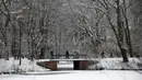 Warga berjalan di sebuah taman bermain yang tertutup salju di Istana Charlottenburg di Berlin , Jerman, (17/1). Tupai merah biasa ada di taman-taman yang ada di Jerman dan sejumlah negara Eropa lainnya. (REUTERS / (Fabrizio Bensch)