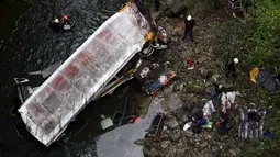 Tim SAR mengevakusi sejumlah korban dari lokasi jatuhnya bus yang membawa anggota tim sepak bola ke jurang  di Negara Bagian Veracruz, selatan Meksiko, Minggu (10/1). Sedikitnya 20 orang penumpang tewas dalam kecelakaan ini. (REUTERS/Yahir Ceballos)