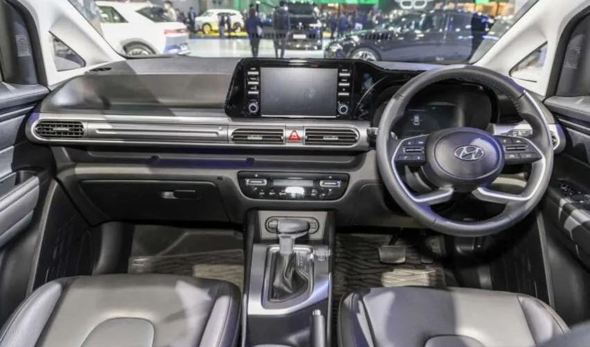 Tampilan interior Hyundai Stargazer Style 6 sama dengan yang ada di pasar Indonesia. Desain dashboard yang panjang memberikan kesan futuristik dan modern yang khas dari Hyundai