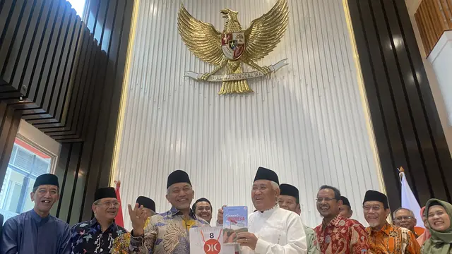 Mantan Ketua Umum Majelis Ulama Indonesia (Ketum MUI) Pusat Din Syamsuddin bersama beberapa tokoh organisasi Islam bersilaturahmi ke DPP PKS dan menyampaikan dukungan kepada bakal capres-cawapres Anies Baswedan-Muhaimin Iskandar.