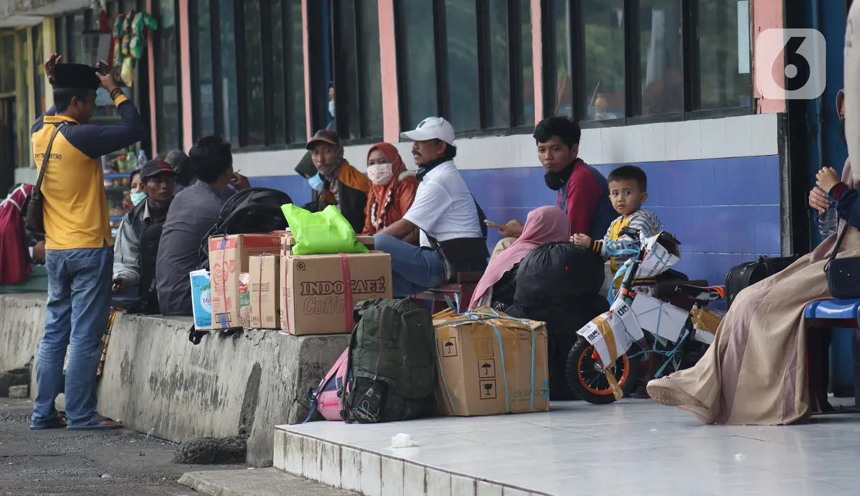 Calon pemudik menanti waktu keberangkatan di area Terminal Kampung Rambutan Jakarta, Senin (30/3/2020). Pemerintah sedang menyiapkan peraturan terkait mudik lebaran 2020 untuk mengurangi mobilitas penduduk dalam upaya pencegahan penyebaran virus Corona COVID-19. (Liputan6.com/Helmi Fithriansyah)