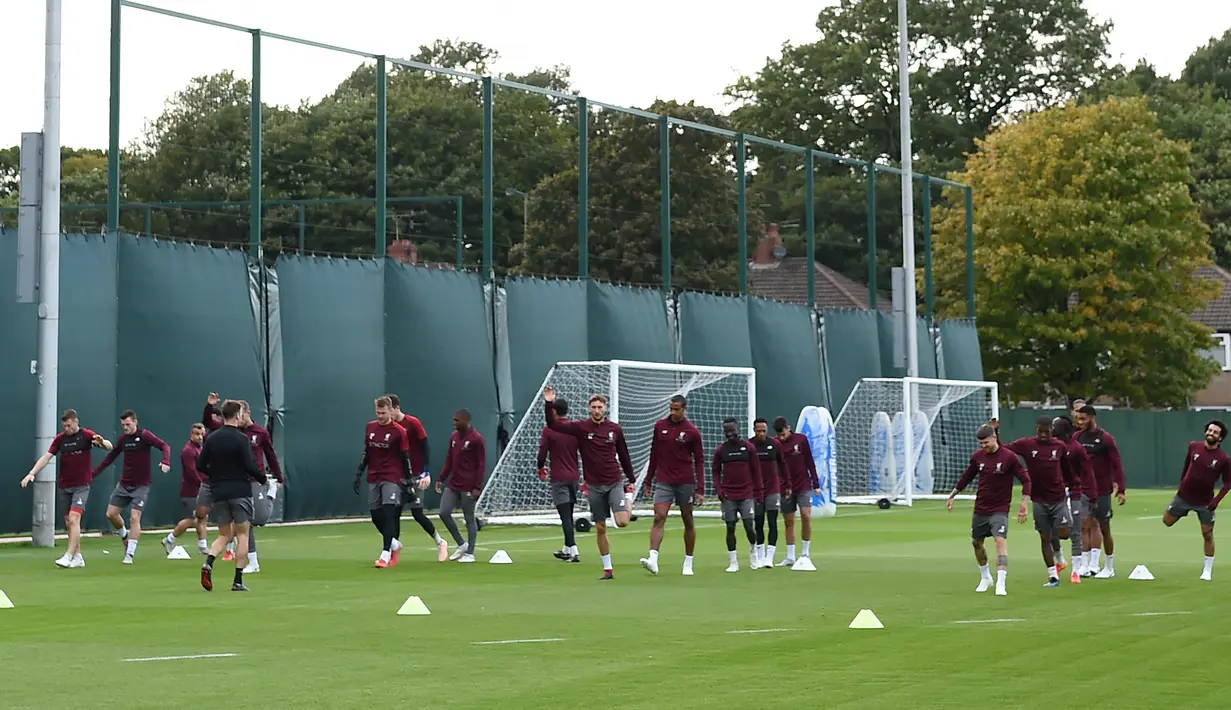 Suasana saat pemain Liverpool berlatih di kompleks pelatihan Melwood, Liverpool, Inggris, Senin (17/9). Liverpool akan menjamu Paris Saint-Germain (PSG) di Liga Champions 19 September 2018. (Paul ELLIS/AFP)