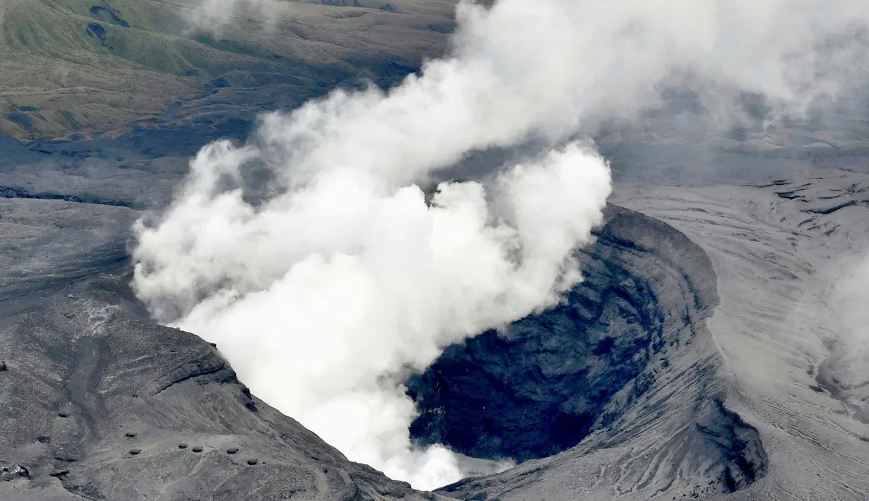 Pandangan udara kawah Gunung berapi Aso yang mengeluarkan asap dan debu ketika mengalami erupsi di Prefektur Kumamoto, Sabtu (8/10). Menurut Badan Meteorologi Jepang, gunung itu melontarkan debu vulkanik hingga 11 ribu meter ke langit. (Kyodo/via REUTERS)