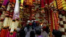 Orang-orang berbelanja bunga buatan untuk menghias rumah dan toko mereka menjelang festival Diwali di Hyderabad, India, Kamis, 20 Oktober 2022. Diwali, Festival Cahaya akan dirayakan pada 24 Oktober. (AP Photo/Mahesh Kumar A )