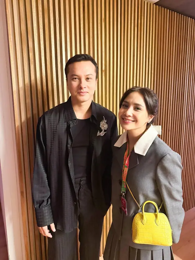 Gaya Nagita Slavina Nonton Konser Melly Goeslaw di Malaysia, Tampil Bak Anak Sekolah dengan Tas Hermes Rp350jutaan