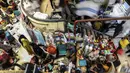 <p>Para pedagang pakaian menunggu pembeli di Pasar Cipulir, Jakarta Selatan, Rabu (27/4/2022). Peningkatan pembelian pakaian di Pasar Cipulir terjadi karena banyak pedagang maupun warga yang berbelanja lebih awal untuk mengantisipasi keramaian mendekati Idul Fitri. (Liputan6.com/Johan Tallo)</p>