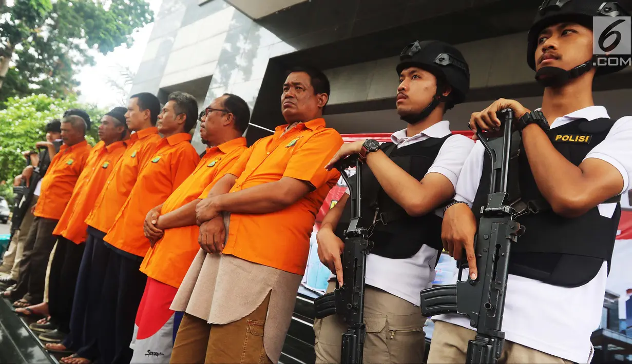 Polisi mengawal tersangka kasus mafia tanah di wilayah Jakarta dan Bekasi, Polda Metro Jaya, Jakarta, Rabu (5/9). Dalam kasus ini polisi berhasil mengamankan 19 tersangka. (Liputan6.com/JohanTallo)