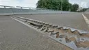 Penampakan retakan yang terjadi di flyover Cengkareng, Jakarta, Kamis (27/12). Terdapat celah pada retakan itu yang dapat melihat bagian bawah jembatan. (Liputan6.com/Herman Zakharia)