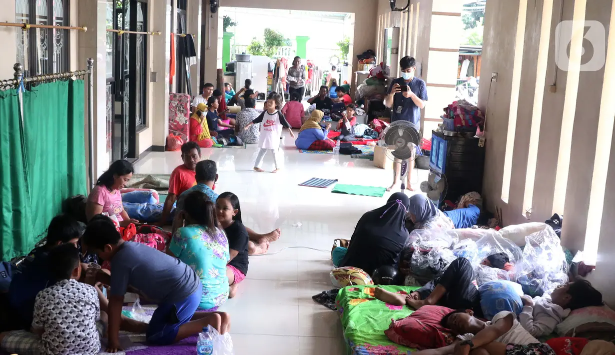Suasana lokasi pengungsian warga di halaman Masjid Jami Al-Jihad, Perumahan Periuk Damai, Tangerang, Banten, Selasa (23/2/2021). Banjir setinggi 2,5 meter membuat warga harus mengungsi di tempat yang aman. (Liputan6.com/Angga Yuniar)