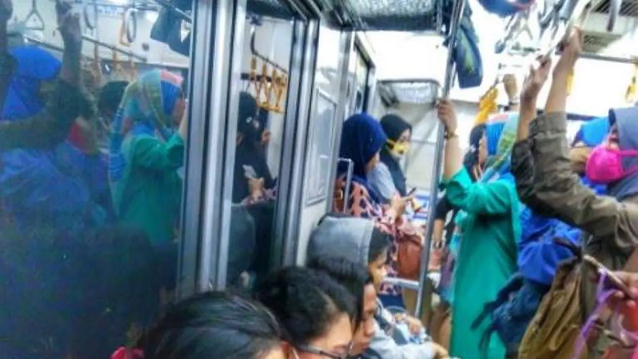 [Bintang] 5 Kekacauan yang Sering Terjadi di Gerbong Wanita Commuter Line
