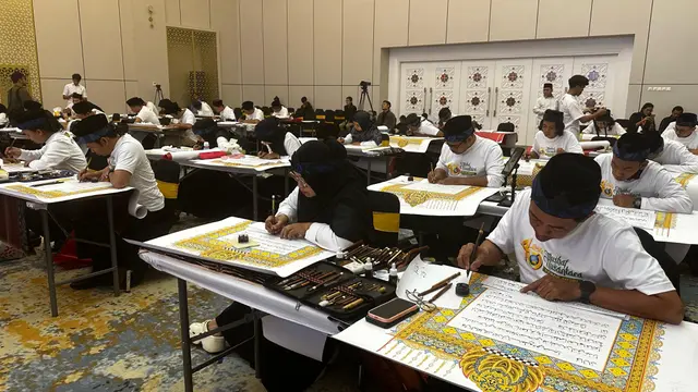 Mushaf Nusantara yang ditulis oleh 365 kaligrafer secara serentak di 30 provinsi mencatat 2 rekor MURI. (Foto: Liputan6.com/Kemenag)