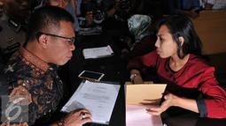 Anggota Komisi III DPR RI asal Fraksi PDI Perjuangan, Masinton Pasaribu membawa barang bukti kasus gratifikasi RJ Lino untuk dilaporkan ke penyidik KPK, Jakarta, Selasa (22/9/2015).  (Liputan6.com/Andrian M Tunay)