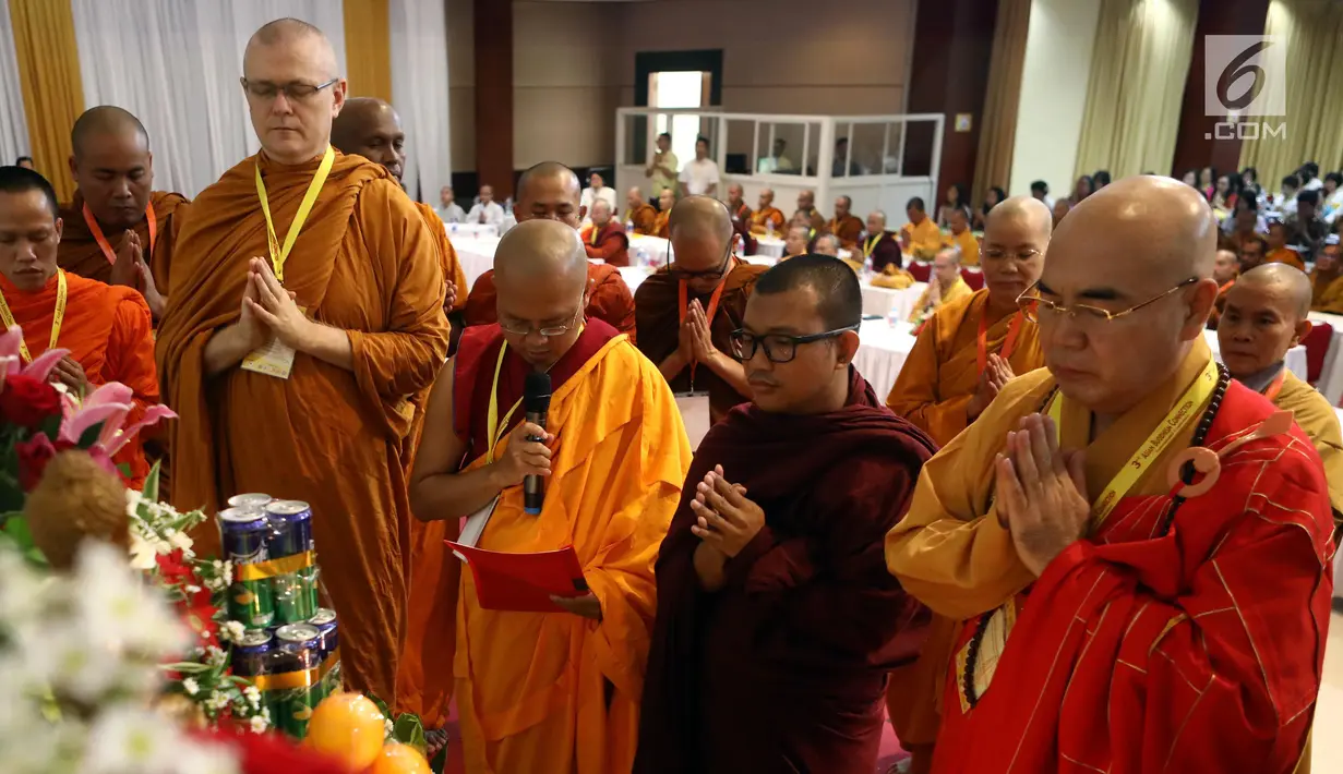 Perwakilan umat Buddha Se Asia berdoa saat menghadiri Asian Buddhism Connection Ke 3 di Gedung Praasadha Jinarakkhita, Jakarta, Sabtu (15/9). Konferensi internasional tingkat Asia ini diselenggarakan oleh Sangha Agung Indonesia. (Liputan6.com/Johan Tallo)