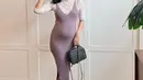 Saat hamil, Alika Islamadina tampil modis dengan berbagai gaya. Salah satunya dengan memadukan long sleeve putih dan spagetti strap knitdress yang feminin [@alikaislamadina]