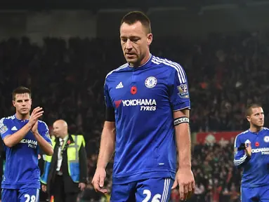 Pemain Chelsea, John Terry dan rekan-rekannya tertunduk lesu usai kalah dari Stoke City pada lanjutan Liga Premier Inggris di Stadion Britannia, Stoke, Minggu, (8/11/2015) dini hari WIB.  (AFP Photo/Paul Ellis)