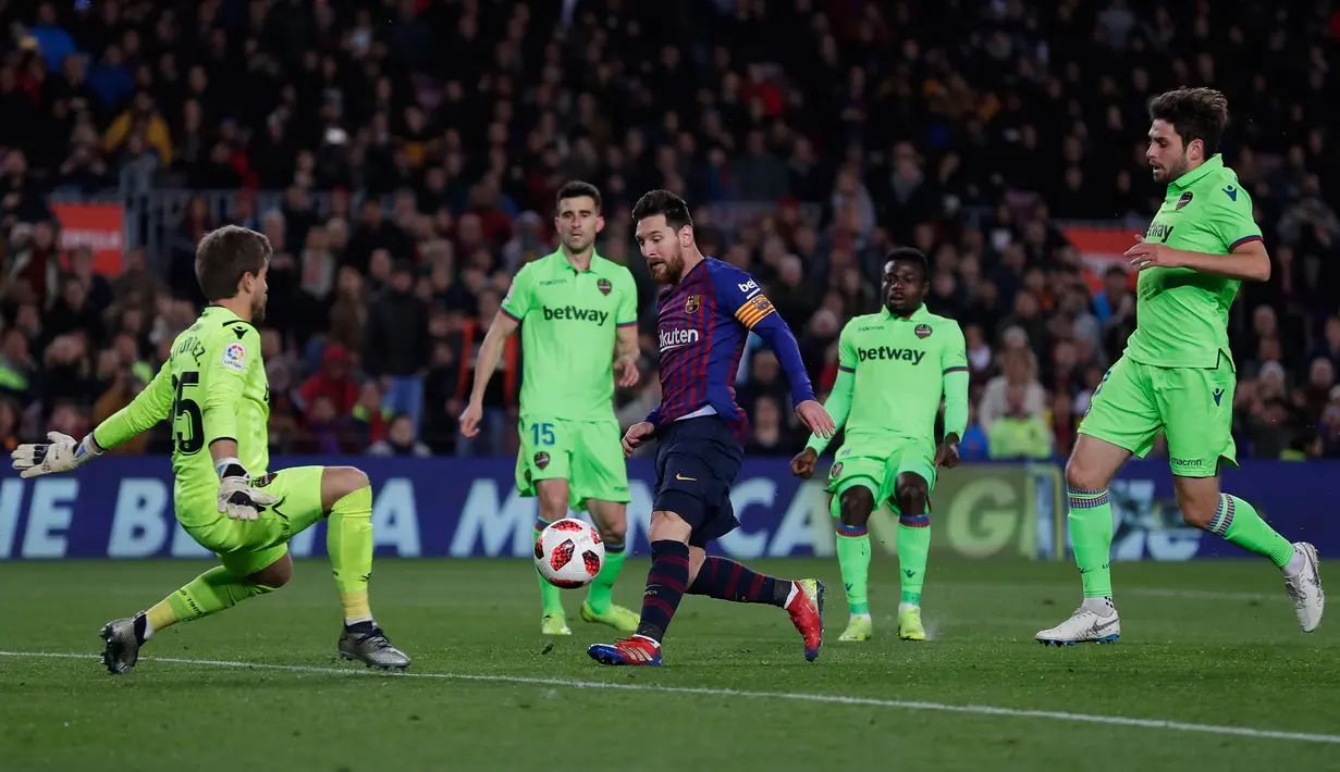 Striker Barcelona, Lionel Messi berusaha mencetak gol ke gawang Levante pada leg kedua babak 16 besar Copa del Rey di Stadion Camp Nou, Kamis (17/1). Barcelona lolos ke perempat final Copa Del Rey usai menang 3-0 atas Levante. (AP/Manu Fernandez)