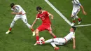 Pemain Meksiko Hector Herrera dan Diego Reyes, berusaha menghentikan gelandang Rusia, A Erokhin pada laga Grup A Piala Konfederasi 2017 di Kazan Arena, Kazan, Sabtu (24/6/2017). Rusia kalah 1-2 dari Meksiko. (AFP/Roman Kruchinin)