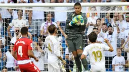 Alphonse Areola yang kini tengah menjalani musim kedua bersama West Ham United, dipinjam Real Madrid selama semusim dari PSG pada 2019/2020. Tampil di bawah mistar gawang Los Blancos dalam 4 laga di Liga Spanyol 2019/2020, ia mampu membukukan 3 kemenangan dan satu hasil imbang yang turut mengantarkan Real Madrid menjuarai Liga Spanyol musim 2019/2020. (AFP/Pierre-Philippe Marcou)